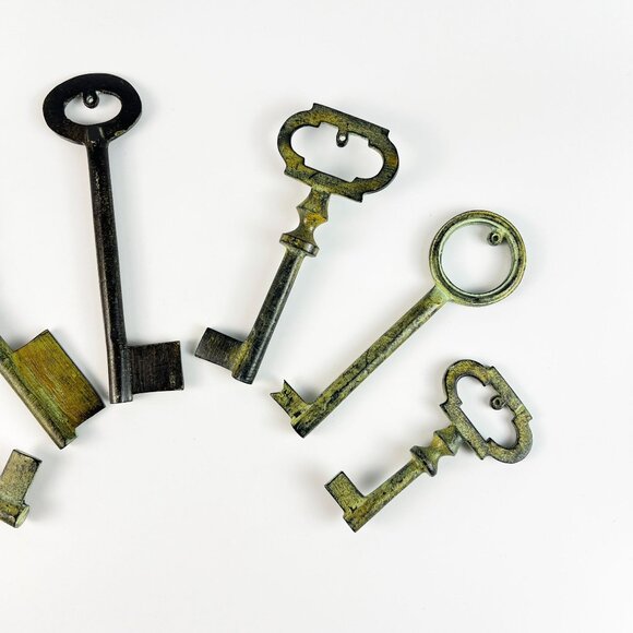 Pottery Barn Antiqued Black Green Patina Metal Skeleton Key Wall Art Set - Picture 4 of 5